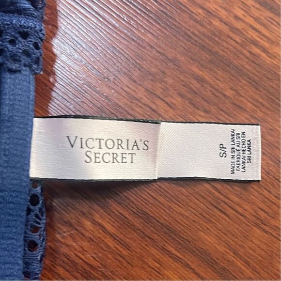 Victoria’s Secret Lace Bandeau
Bralette Off Shoulder top. Size small petite - Picture 7 of 9